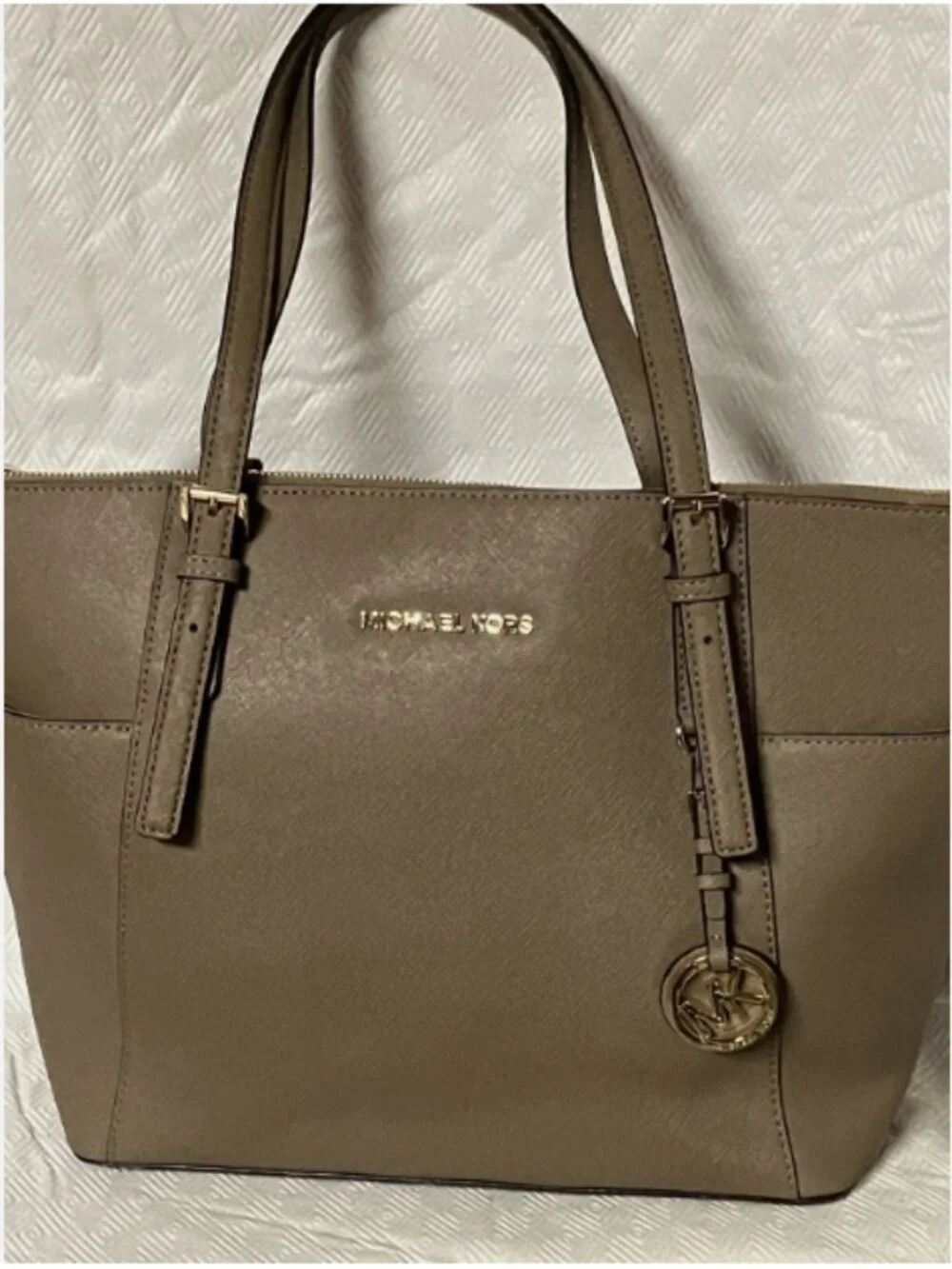 MICHAEL KORS JET SET TOP ZIP SAFFIANO LEATHER SHOULDER BAG DARK BEIGE OR TAUPE